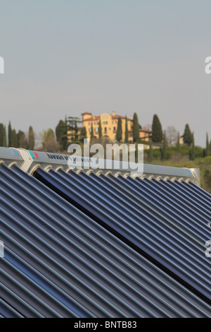 Robur Gas-Wärmepumpen installiert auf ein Hotel in Italien, 2010 die Installation beinhaltet auch thermische Solarkollektoren. Stockfoto