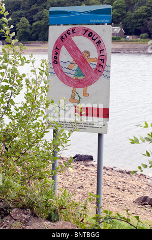 Schüler/entwickelt keine Warnzeichen auf ein tief gefährlich Reservoir schwimmen Stockfoto