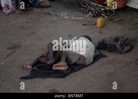 Vertriebene kongolesische Kinder, die in einem provisorischen IDP-Lager in der Provinz Nord-Kivu, DR Kongo, Afrika, auf dem Boden schlafen Stockfoto