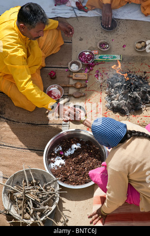 Hindupriester macht eine rituelle Zeremonie. Varanasi (Benares). Indien Stockfoto