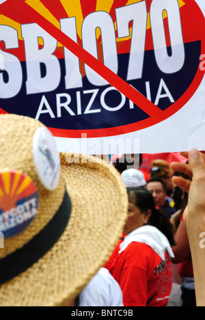 Der "Wir sind alle Arizona" März in New York am 29. Juli Brooklyn-Manhattan, das SB 1070 Arizona Gesetz protestieren. Stockfoto