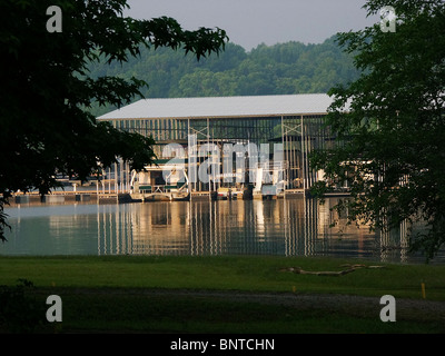 Emerald Isle Marina, am frühen Morgen, am Green River Lake, KY. Stockfoto