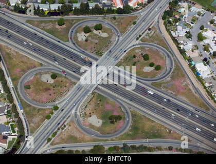 Luftaufnahme über Klee Blatt Autobahn interchange interstate I-880 Alameda county in Kalifornien Stockfoto