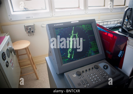 Die Radarstation im Steuerhaus zeigt die Position des Schiffes an Bord der Umwelt Schutz-Agentur OSV kühne Stockfoto