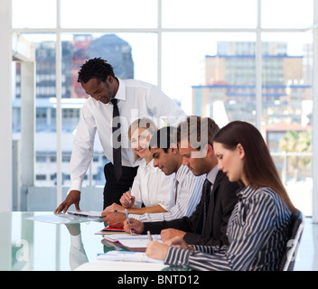 Manager arbeitet mit seinem team Stockfoto