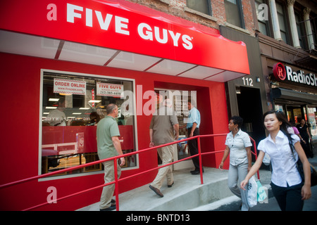 Die neue Five Guys Burger und Pommes frites Lage in lower Manhattan in New York Stockfoto