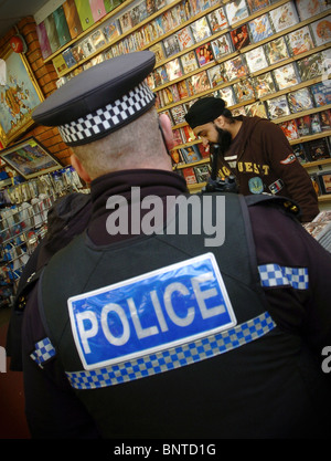 Polizei Büste eine gefälschte dvd-Operation mit dem Handel von standard Offiziere UK Stockfoto