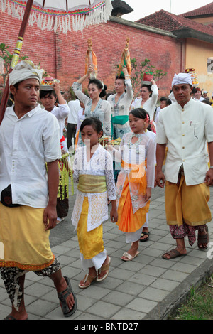 Indonesien, Bali, Mas, Tempelfest, Prozession von Menschen, Stockfoto