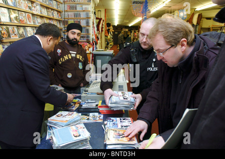 Polizei Büste eine gefälschte dvd-Operation mit dem Handel von standard Offiziere UK Stockfoto