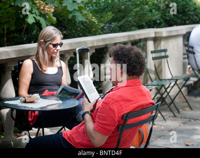 Ein Leser nutzt seine Amazon Kindle e-Book im Bryant Park in New York auf Freitag, 30. Juli 2010. (© Richard B. Levine) Stockfoto