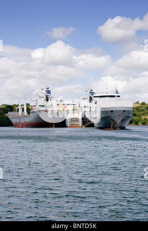 Container-Schiffe vor Anker am River Fal, Cornwall, England Stockfoto