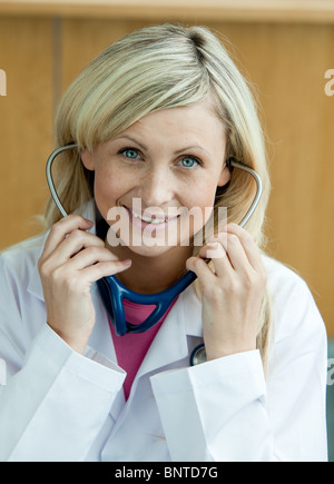 Fröhlich in die Kamera schaut Ärztin Stockfoto