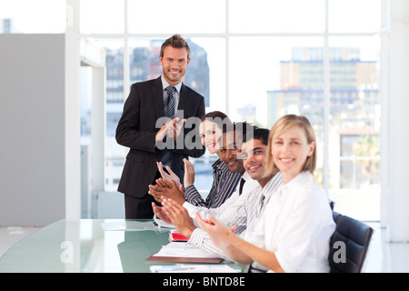 Glücklich Geschäftsleute nach einer Präsentation Stockfoto