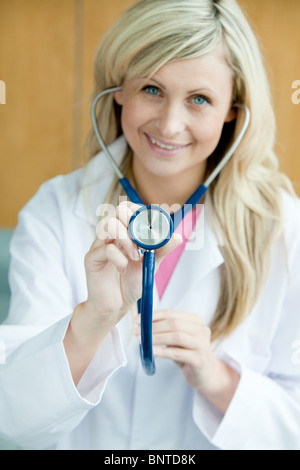 Hellen Ärztin schaut in die Kamera Stockfoto