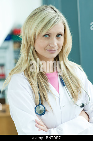 Junge Ärztin in die Kamera schaut Stockfoto