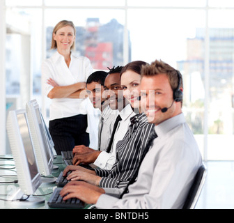 Strahlende Anführerin Managingher Team in einem Callcenter Stockfoto