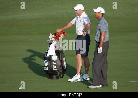 Tiger Woods und Caddie Steve Williams warten auf das Grün, während 2009 klar Spieler Meisterschaft Proberunde. Stockfoto