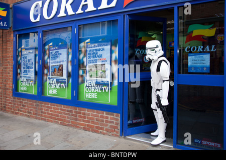 Coral Bookmakers, zeigt Chancen Spaceman Storm-Trooper steht vor der Tür beim STOCKTON International Riverside Festival, Teesside, UK   July 2010 Stockfoto