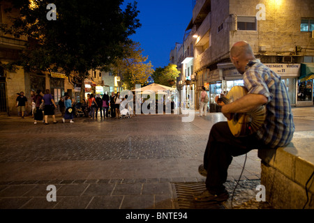 Nachtleben in der Ben Yehuda Fußgängerzone, West Jerusalem, Israel Stockfoto