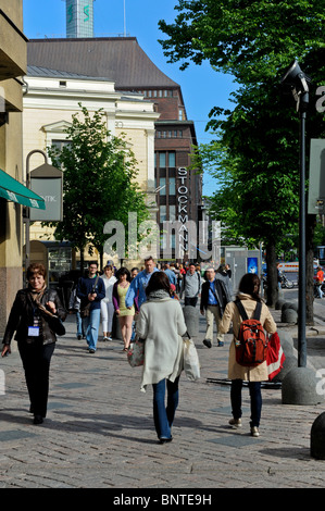 Straßenszene in Helsinki am wichtigsten Straße Mannerheimintie oder Mannerheimsvägen Stockfoto