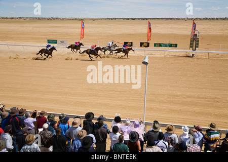 Pferderennen im Outback bei den Birdsville Cuprennen. Birdsville, Queensland, Australien. Stockfoto