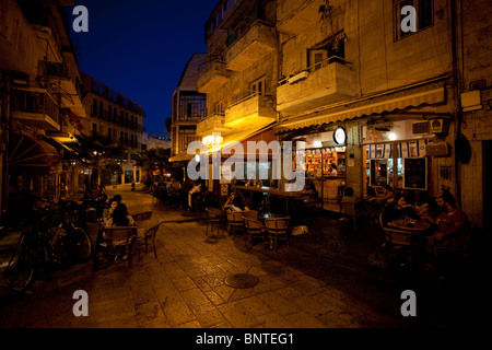 Nachtleben Szene in Dorot Rishonim Fußgängerzone, die mit Cafés und Restaurants mit Menschen gesessen an Tischen draußen, West-Jerusalem, Israel gesäumt ist Stockfoto