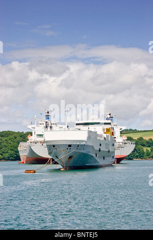 Container-Schiffe vor Anker am River Fal, Cornwall, England Stockfoto