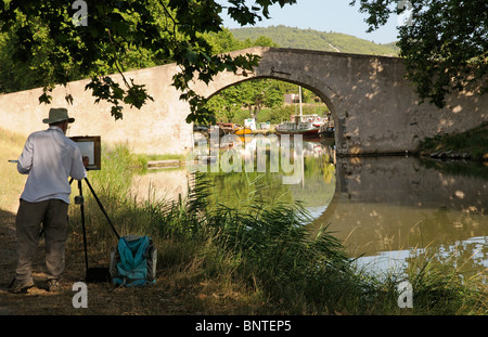 Künstler-Malerei-Boote und die Brücke am Argeliers auf dem Canal du Midi im Languedoc Frankreichs Stockfoto