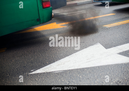 Schwarzer Rauch strömte aus dem Auspuff eines city Bus in Tel Aviv, Israel Stockfoto