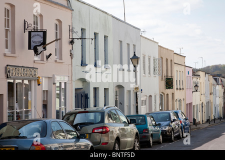 Pastell Farben Shop und Haus Fronten einer Straße in Clifton, Bristol, England. Stockfoto