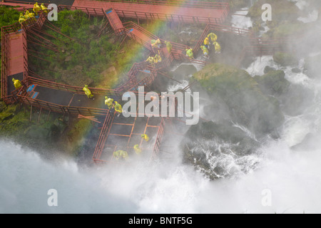 Menschen auf den Gehwegen der Höhle der Winde auf Luna Island in Niagara Falls New York von oben gesehen. Stockfoto
