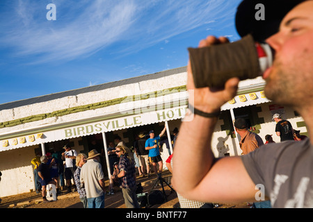 Das historische Hotel Birdsville ist überfüllt mit Trinker während der jährlichen Birdsville Rennen.  Birdsville, Queensland, Australien. Stockfoto