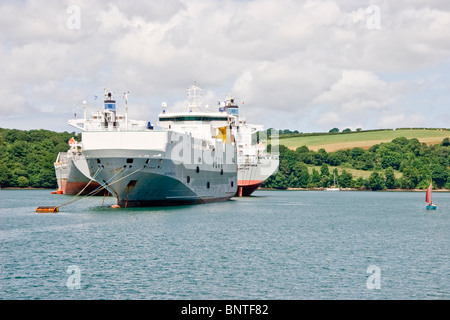 Container-Schiffe vor Anker am River Fal, Cornwall, England Stockfoto
