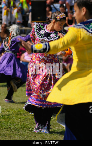 Native American Indian Damen Spinnen in traditionellen Tanz an einem nördlichen Pow Wow Six Nations Reserve Grand River Ontario Kanada Stockfoto