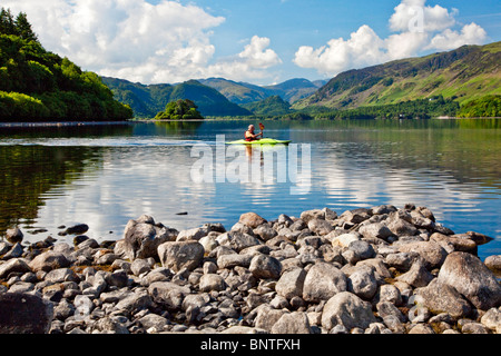 Kanufahrer auf dem Derwent Wasser in den Lake District National Park, Cumbria, England, UK Stockfoto