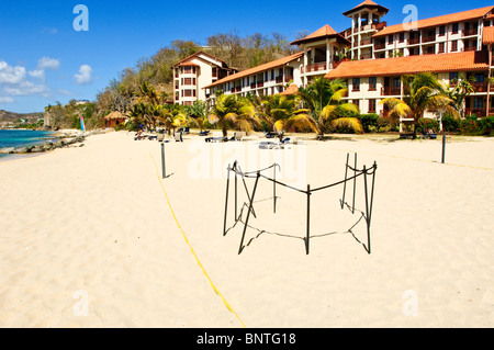 Grenada, LaSource Resort. Sea Turtle Nest am Strand eingezäunt. Stockfoto