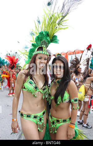 Frauen kleiden sich in grüne Feder Kostüm lächelnd und Entsendung für Bild im karibischen Karneval in Toronto Kanada. Stockfoto
