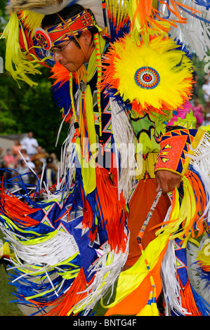 Close up Portrait of Native Indian Fancy Dancer am Grand Eingang ein Pow Wow Six Nations Reserve Grand River Ontario Kanada Stockfoto