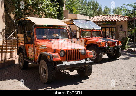 Sedona, Arizona, USA - Red Rock Offroad 4 X 4-Touren - Jeep und Hummer bereit, Tlaquepaque HQ zu verlassen Stockfoto