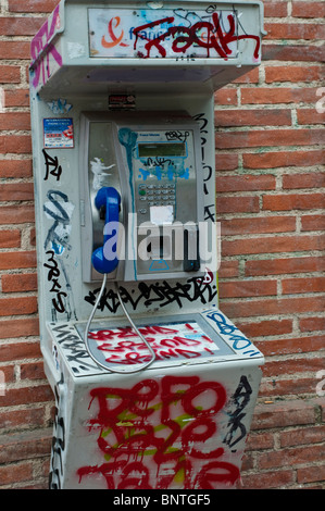 Mutwillig zerstört öffentliches Telefon, Toulouse, Frankreich Stockfoto