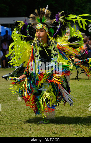 Junge Indianische fancy Dancer tanzen an den sechs Nationen finden Pow Wow Grand River Ontario Kanada Stockfoto