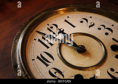 Gesicht eine antike Uhr; kurz vor Mitternacht angibt Stockfoto