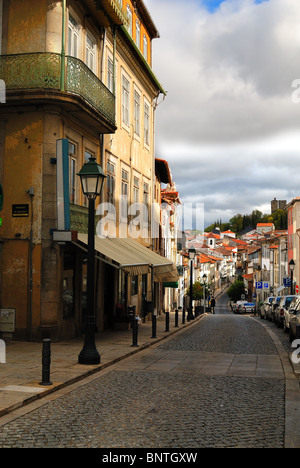 Main-Portugiesisch Straße laufen durch die historische Stadt von Bragança in Nordportugal. Stockfoto