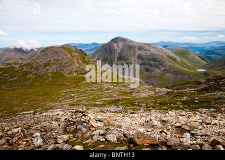 Blick vom Scafell Pike, Lingmell im Vordergrund, Great Gable Zentrum und landschaftlich Tarn unter Derwent Water in ganz rechts Abstand. Stockfoto