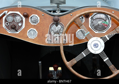 Klassische MG Armaturenbrett eines Autos. Stockfoto