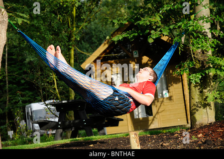Junger Mann in der Hängematte auf Campingurlaub in Frankreich Stockfoto