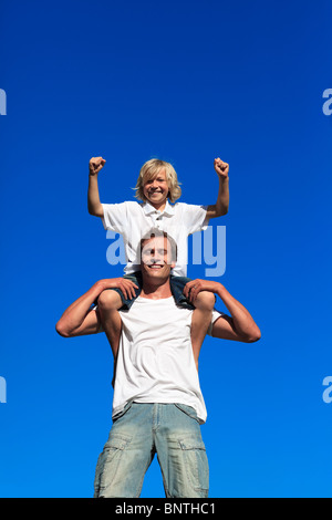 Vater und Sohn Spaß im freien Stockfoto