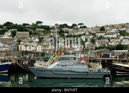 Die Fischerei-Patrouillenboot - vertäut im Hafen von Newlyn in Cornwall St. Piran.  Foto von Gordon Scammell Stockfoto