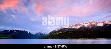 Schwelgen Sie See und die Berge bei Sonnenuntergang. Oregon Stockfoto