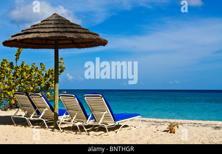 Sonnenschirme und Liegestühle am Grand Anse Beach, Grenada Stockfoto